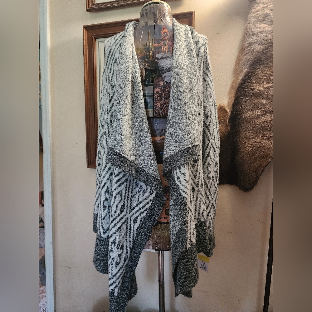 Abercrombie & Fitch Dark Gray and White Knit Sweater